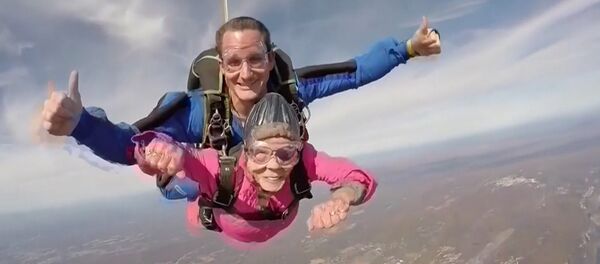 94-летняя старушка прыгнула с парашютом  с самолета - Sputnik Кыргызстан