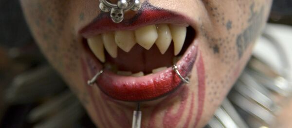 Женщина-вампир Мария Хосе Кристерна в Медельине - Sputnik Кыргызстан