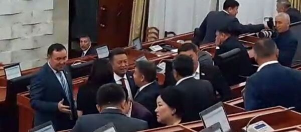 Как депутаты провожали ушедшего в отставку спикера ЖК — видео - Sputnik Кыргызстан