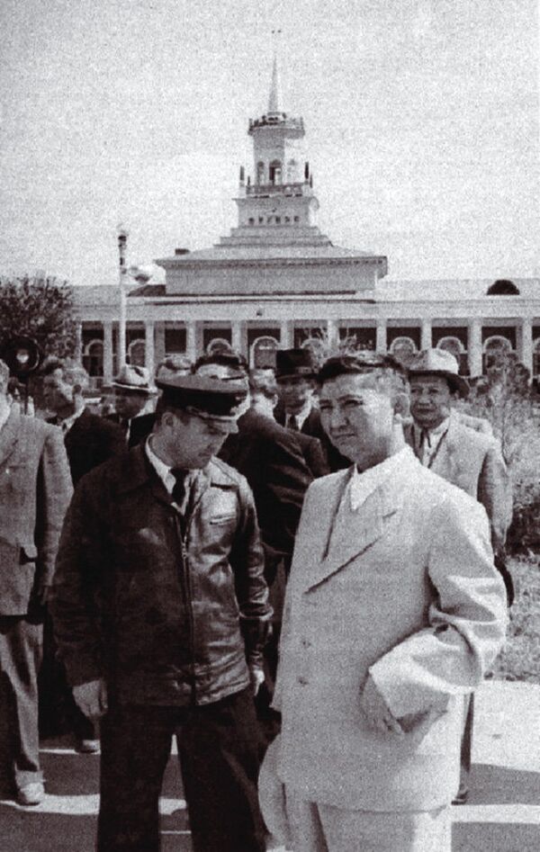 Легендарлуу учкуч Ишембай Абдраимов жана Исхак Раззаков. Фрунзе аэропорту, 1958-жыл - Sputnik Кыргызстан