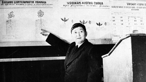 Архивное фото известного государственного деятеля Исхака Раззакова - Sputnik Кыргызстан