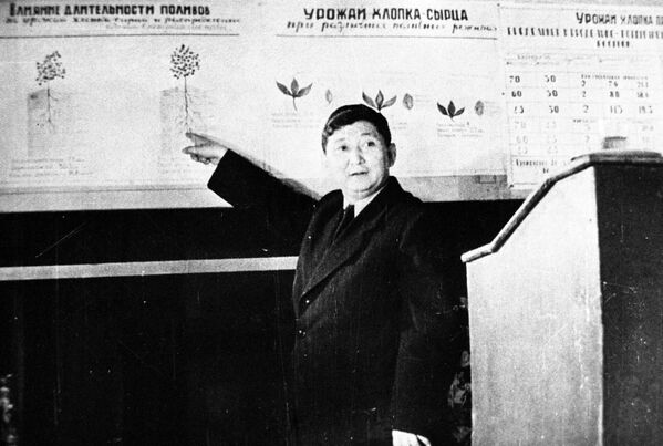 Архивное фото известного государственного деятеля Исхака Раззакова - Sputnik Кыргызстан