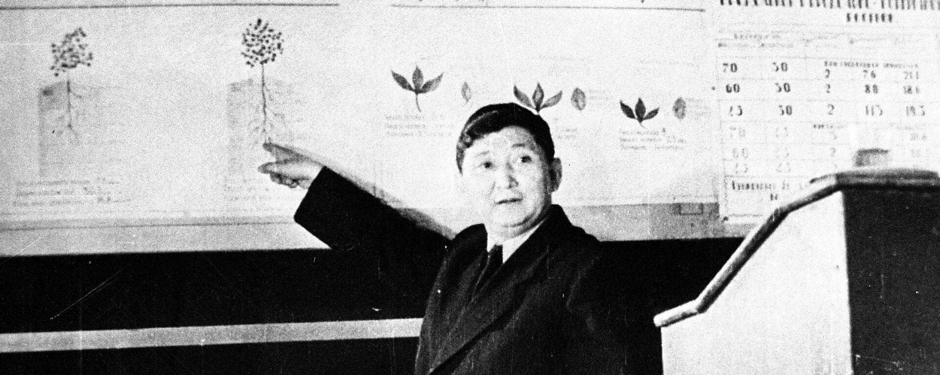 Архивное фото известного государственного деятеля Исхака Раззакова - Sputnik Кыргызстан, 1920, 07.09.2021