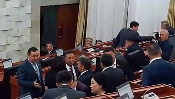 Депутаттар отставкага кеткен ЖК төрагасын узатышты. Видео - Sputnik Кыргызстан