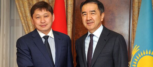 Кыргызстан менен Казакстандын өкмөт башчылары Сапар Исаков менен Бакытжан Сагинтаев эки тараптуу жолугушуу учурунда Кыргызстан менен Казакстандын өкмөт башчылары Сапар Исаков менен Бакытжан Сагинтаев эки тараптуу жолугушуу учурунда - Sputnik Кыргызстан