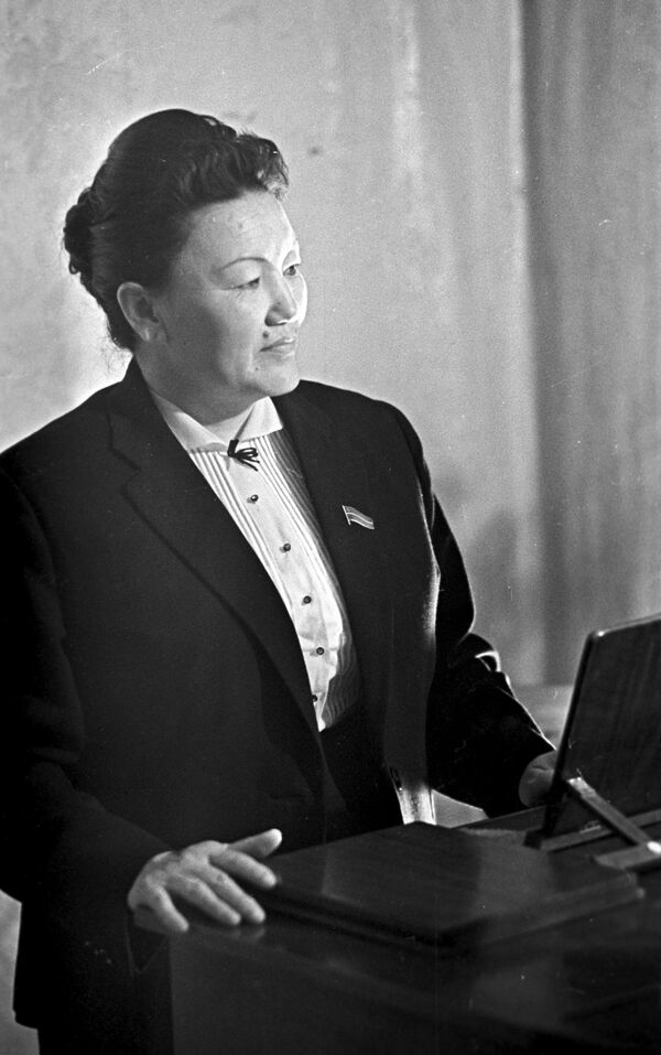 Оперная певица, народная артистка КирССР Сайра Киизбаева была депутатом Верховного Совета Киргизии II-VI созывов. Январь 1963 года. - Sputnik Кыргызстан