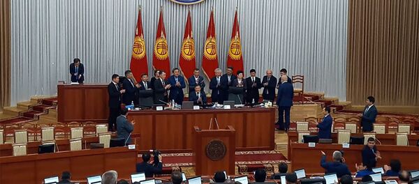 Депутаттар Дастан Жумабековду креслосуна отургузушту. Видео - Sputnik Кыргызстан