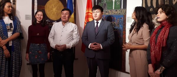 Киевде кыргыз сүрөтчүлөрүнүн көргөзмөсү ачылганын КР Тышкы иштер министрлигинин маалымат кызматы билдирди Киевде кыргыз сүрөтчүлөрүнүн көргөзмөсү ачылганын КР Тышкы иштер министрлигинин маалымат кызматы билдирди - Sputnik Кыргызстан