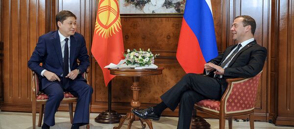 Премьер-министр Сапар Исаков Ереванда өтүп жаткан ЕАЭБ саммитинин алкагында Россиянын өкмөт башчысы Дмитрий Медведев менен жолугушуу учурунда - Sputnik Кыргызстан
