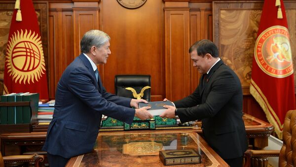 Встреча президента КР Алмазбека Атамбаева с торага ЖК Дастанбеком Джумабековым - Sputnik Кыргызстан