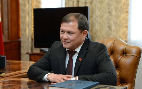 В ходе встречи Атамбаев поздравил Джумабекова с избранием на ответственный пост и пожелал ему успехов - Sputnik Кыргызстан