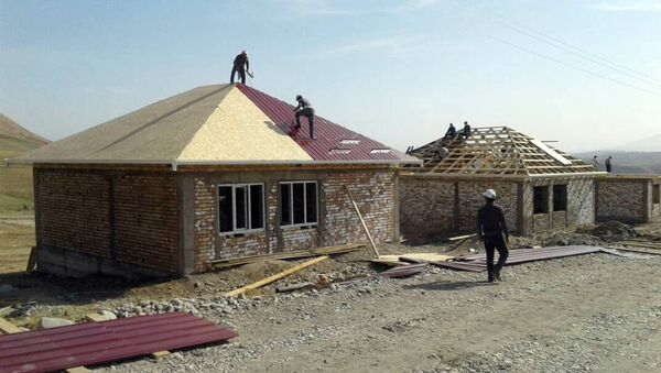 Строительство домов для пострадавших от оползня в Ошской области - Sputnik Кыргызстан