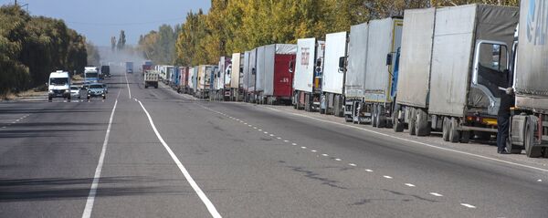 Фуры стоят в очереди на КПП Ак-Тилек. Архивное фото - Sputnik Кыргызстан