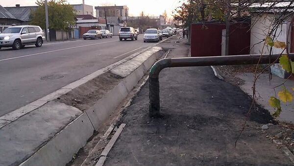 Труба посреди тротуара по улице Фрунзе в Бишкеке - Sputnik Кыргызстан