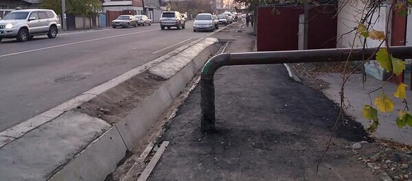 Труба посреди тротуара по улице Фрунзе в Бишкеке - Sputnik Кыргызстан