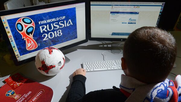 Молодой человек выбирает билеты на матч ЧМ-2018 на официальном сайте ФИФА. Архивное фото - Sputnik Кыргызстан