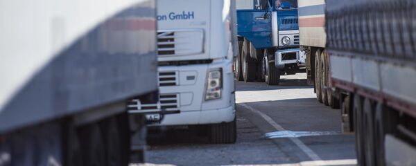 Фуры на КПП. Архивное фото - Sputnik Кыргызстан