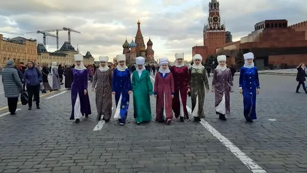 Потрясающие! Впечатления москвичей от кыргызок в национальных костюмах - Sputnik Кыргызстан