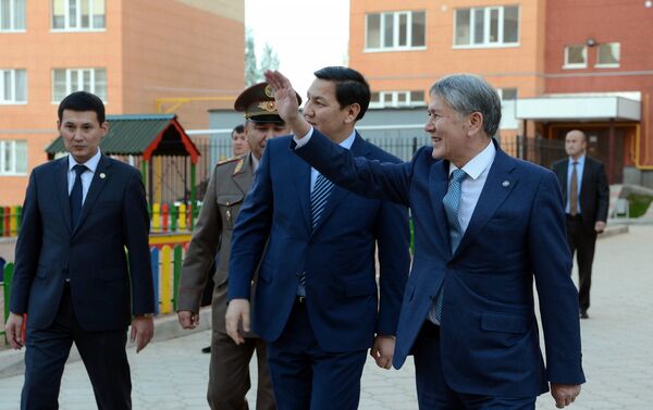 Президент Алмазбек Атамбаев вручил ключи от новых квартир сотрудникам Госкомитета национальной безопасности - Sputnik Кыргызстан