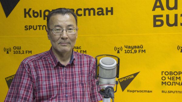 Врач-психиатр Мизирхат Курманалиев маек учурунда - Sputnik Кыргызстан