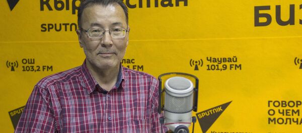 Врач-психиатр Мизирхат Курманалиев маек учурунда - Sputnik Кыргызстан