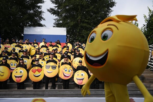 Всемирный день Эмоджи в Парке Горького - Sputnik Кыргызстан