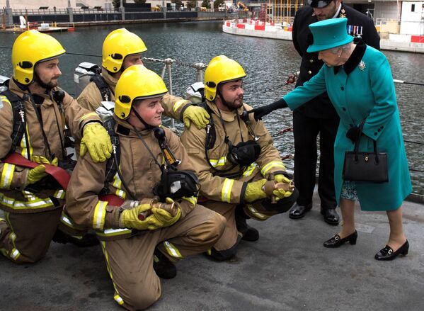 Королева Елизавета II посетила фрегат королевского флота HMS Sutherland - Sputnik Кыргызстан