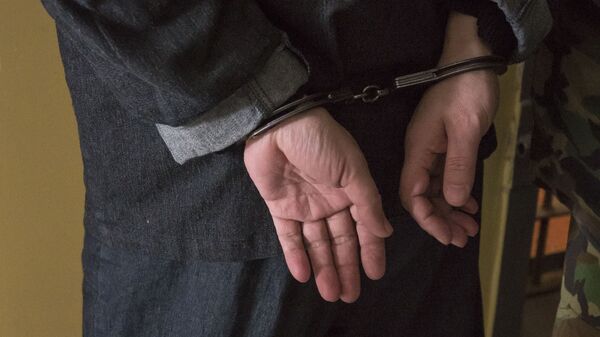 Мужчина в наручниках в СИЗО. Архивное фото  - Sputnik Кыргызстан