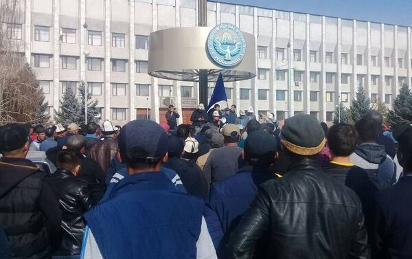 Около 500 жителей Таласа вышли на митинг в центре города. - Sputnik Кыргызстан
