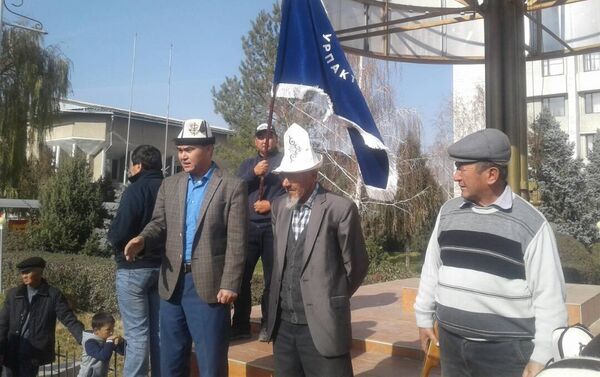 Люди собрались возле здания областной администрации. - Sputnik Кыргызстан