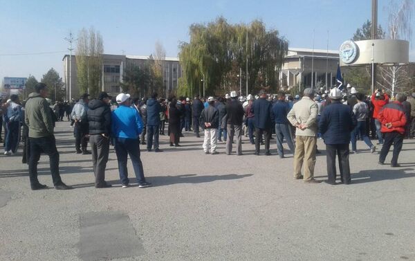 16 октября сотни сторонников кандидата в президенты Омурбека Бабанова вышли на улицы в знак его поддержки. - Sputnik Кыргызстан