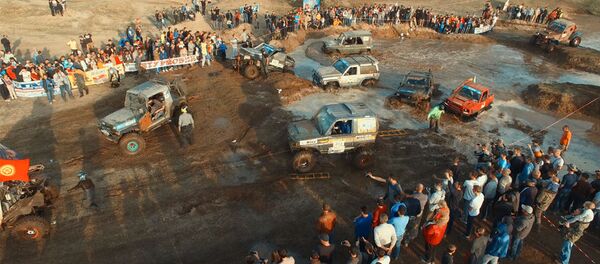 Грязь и разбитые тачки — как развлекаются суровые кыргызстанцы Грязь и разбитые тачки — как развлекаются суровые кыргызстанцы - Sputnik Кыргызстан