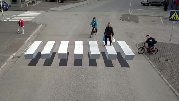 Пешеходный переход воспарил над дорогой в Исландии — видео - Sputnik Кыргызстан