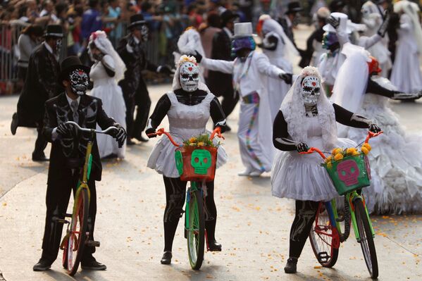 Традиционный парад в честь Дня мертвых в Мехико - Sputnik Кыргызстан