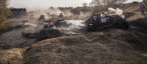 Заезд внедорожников в селе Озерное Заезд внедорожников в селе Озерное - Sputnik Кыргызстан