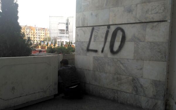 Неизвестный исписал стены здания на площади Ала-Тоо в Бишкеке. - Sputnik Кыргызстан