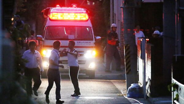 Автомобиль скорой помощи и сотрудники правоохранительных органов на месте происшествия в Токио. Архивное фото - Sputnik Кыргызстан
