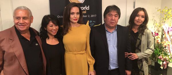 Кинорежиссер и депутат Жогорку Кенеша Садык Шер-Нияз встретился с голливудской звездой Анджелиной Джоли на кинофестивале Аsian World Film Festival (AWFF) в Лос-Анжелесе - Sputnik Кыргызстан