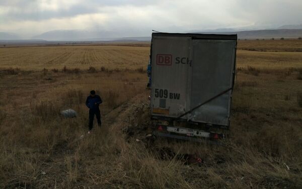 На 150-м километре автодороги Бишкек — Ош (Суусамырская долина) произошло дорожно-транспортное происшествие - Sputnik Кыргызстан