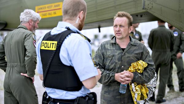 Изобретатель Петер Мадсен беседует с полицейским в порту Драгоер к югу от Копенгагена - Sputnik Кыргызстан
