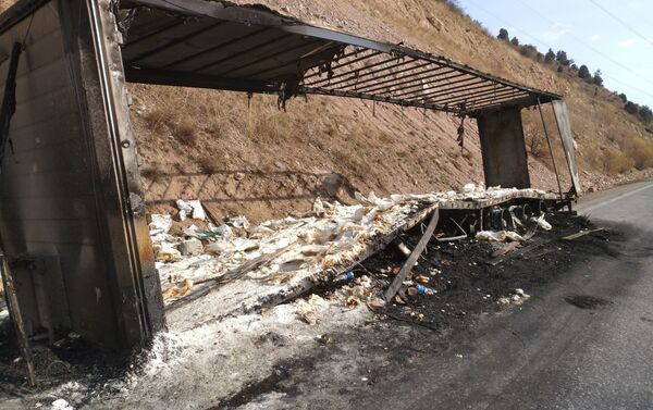 На трассе Бишкек — Ош сгорела большегрузная машина с 23 тоннами сахара - Sputnik Кыргызстан