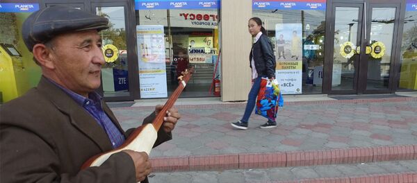 Эл аралап ырдап, комуз саткан Орозбек ата: кээде бир күндө 10 миң сом табам - Sputnik Кыргызстан