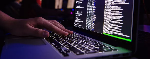 Мужчина за компьютером. Архивное фото - Sputnik Кыргызстан