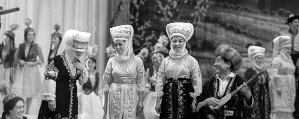 Киргизский певец-акын Джумамаев исполняет шуточную песню - Sputnik Кыргызстан