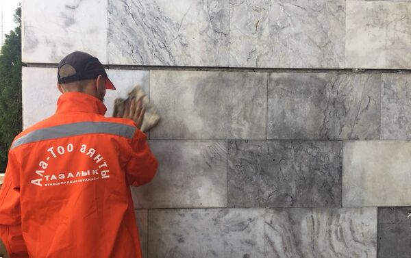 Сотрудник МП Тазалык очищает надписи на колоннах в центре Бишкека - Sputnik Кыргызстан