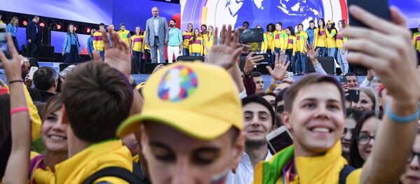 Президент РФ В. Путин посетил XIX Всемирный фестиваль молодежи и студентов - Sputnik Кыргызстан