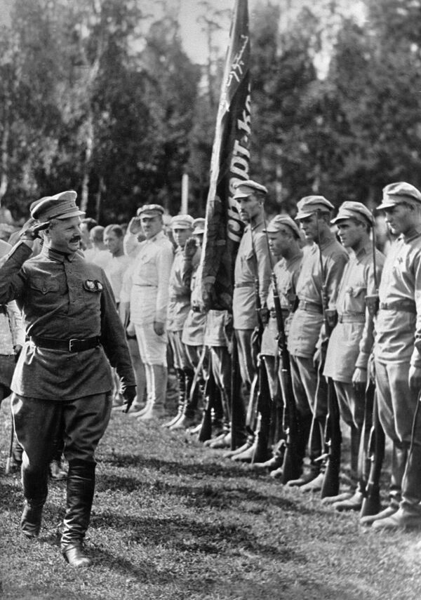 Михаил Фрунзе выступает перед участниками спартакиады. 1925 - Sputnik Кыргызстан