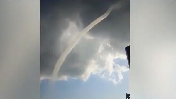 Водное торнадо в форме змеи — моряки сняли на видео редкое явление - Sputnik Кыргызстан