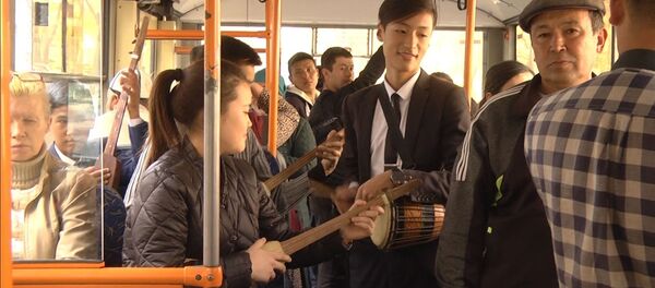 Балдар Атамбаев менен Назарбаевдин элдешүүсүн өтүнөт. Троллейбустагы флешмоб - Sputnik Кыргызстан