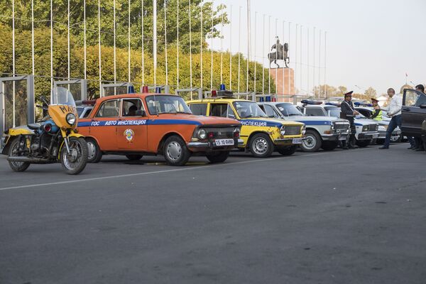 Автопарад патрульных машин ко дню милиции в Бишкеке Автопарад патрульных машин ко дню милиции в Бишкеке - Sputnik Кыргызстан